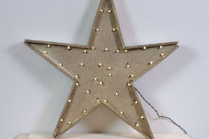 Goldener Leuchtstern mit Lichtern